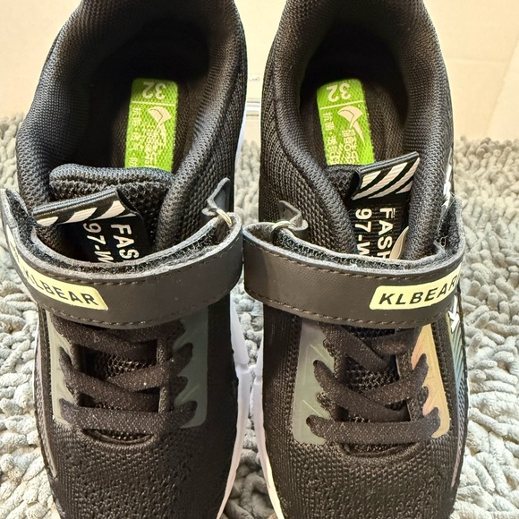 NWOT Black White Sz 1 Kids Sneakers - Picture 7 of 7